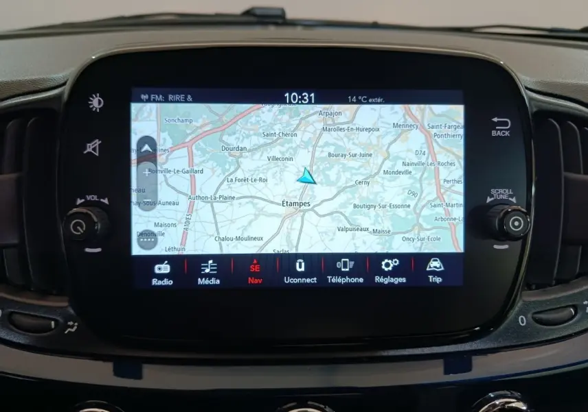 Écran tactile central de navigation affichant une carte, intérieur noir de la Fiat 500 Hybrid 2022.