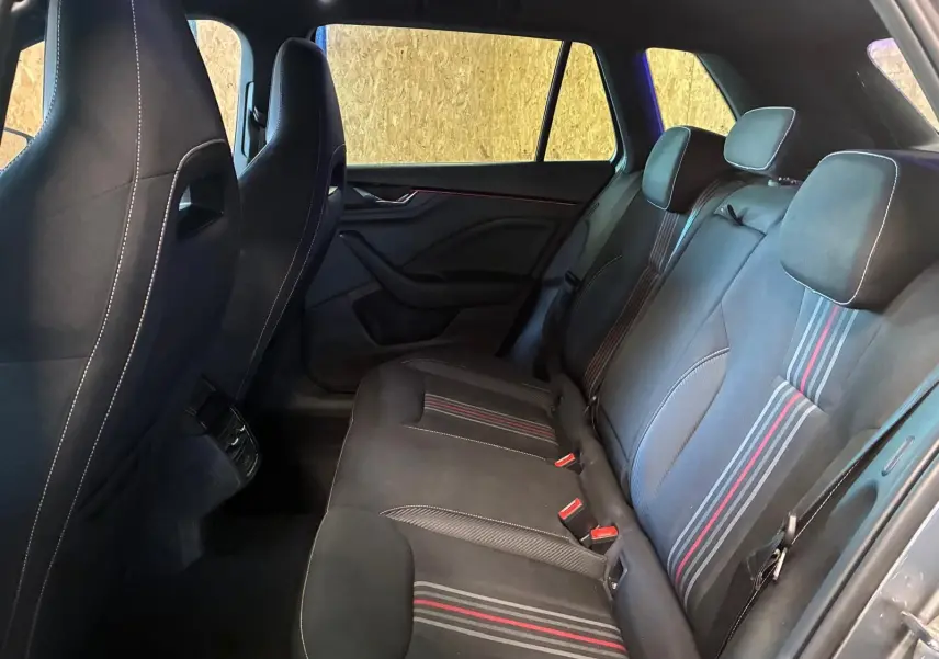 Vue intérieure côté droit des sièges arrière en tissu noir avec surpiqûres rouges et grises du Skoda Kamiq 2024 Monte-Carlo.