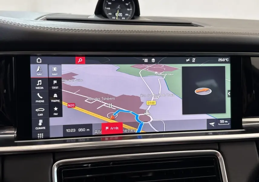 Écran tactile de navigation 12 pouces dans l’habitacle noir du Porsche Panamera 4 E-Hybrid Sport Turismo 2018.
