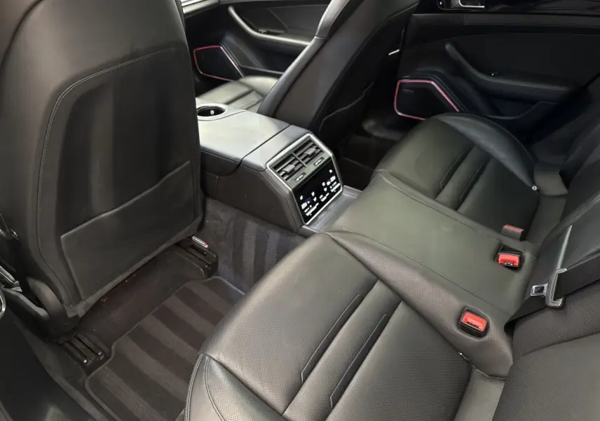 Vue intérieure arrière côté droit de la Porsche Panamera 4 E-Hybrid Sport Turismo 2018, sièges cuir noirs et console centrale tactile.