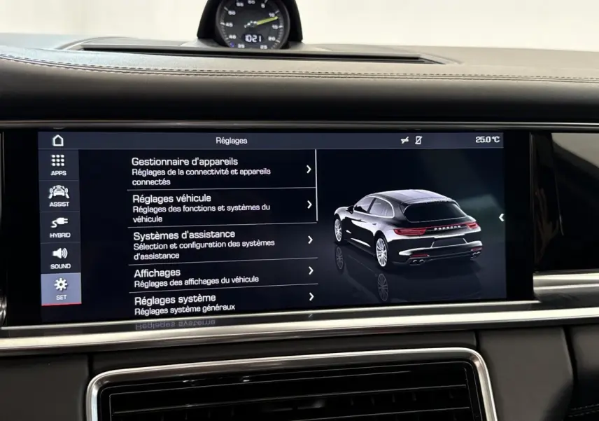 Écran tactile intérieur affichant les réglages avec vue 3/4 arrière d’une Porsche Panamera 4 E-Hybrid Sport Turismo noire.