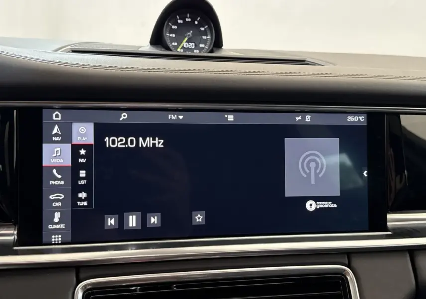 Vue rapprochée de l’écran tactile multimédia noir de la Porsche Panamera 4 E-Hybrid Sport Turismo 2018.