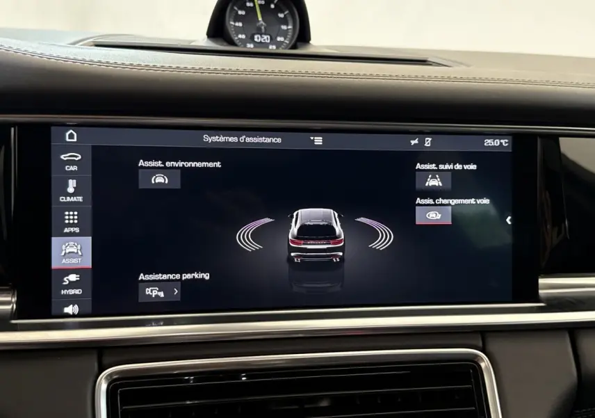 Écran tactile intérieur affichant les systèmes d'assistance de la Porsche Panamera 4 E-Hybrid Sport Turismo noire.