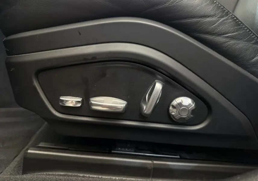 Détail des commandes de réglage électrique du siège en cuir noir dans une Porsche Panamera 4 E-Hybrid Sport Turismo 2018.
