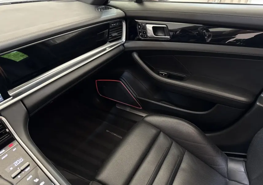 Intérieur noir de la Porsche Panamera 4 E-Hybrid Sport Turismo 2018, vue côté passager avant avec tableau de bord épuré.