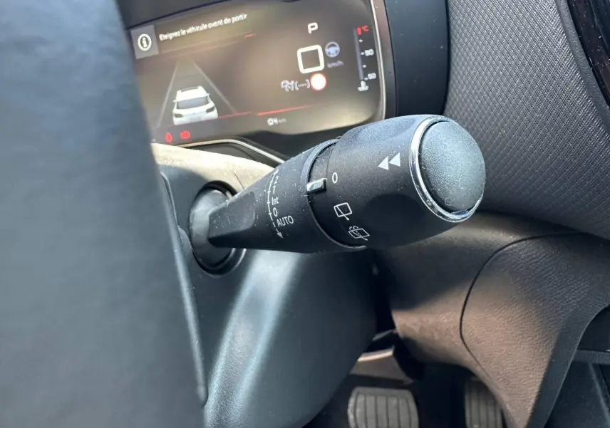 Gros plan sur la commande d’essuie-glace à gauche du volant dans l’habitacle du Citroën C5 Aircross 2025.