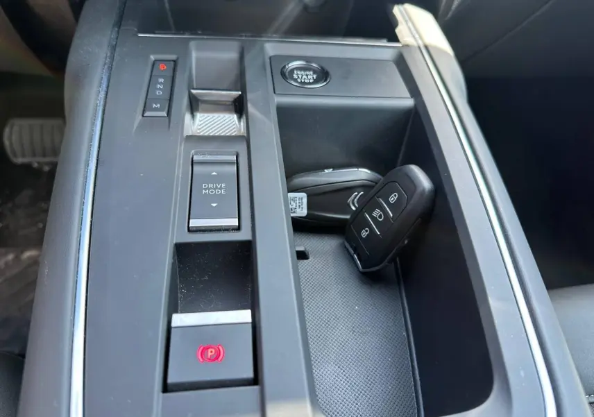 Vue rapprochée de la console centrale grise du Citroën C5 Aircross 2025 avec clés et commandes de boîte automatique.