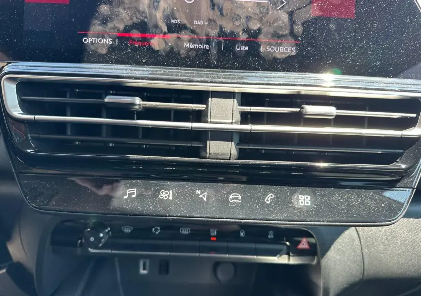 Vue rapprochée de la console centrale avec écran tactile et aérateurs du Citroën C5 Aircross gris Platinium.