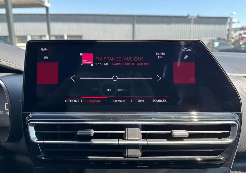 Écran tactile central du tableau de bord du Citroën C5 Aircross 2025 affichant la radio FM France Musique.