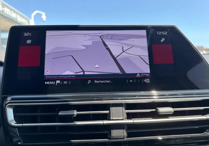 Écran tactile central du tableau de bord du Citroën C5 Aircross 2025 affichant la navigation GPS.
