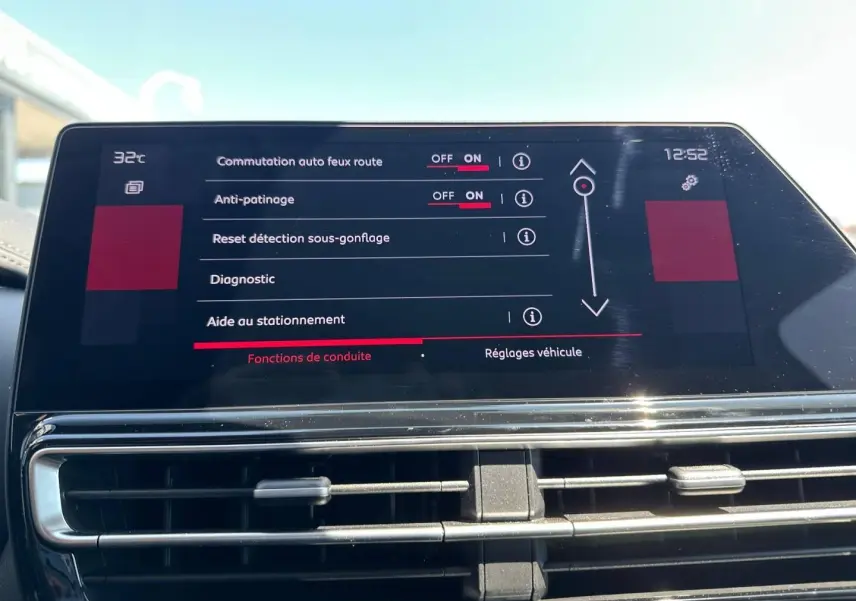 Écran tactile central du tableau de bord du Citroën C5 Aircross 2025 affichant les réglages d’aide à la conduite.