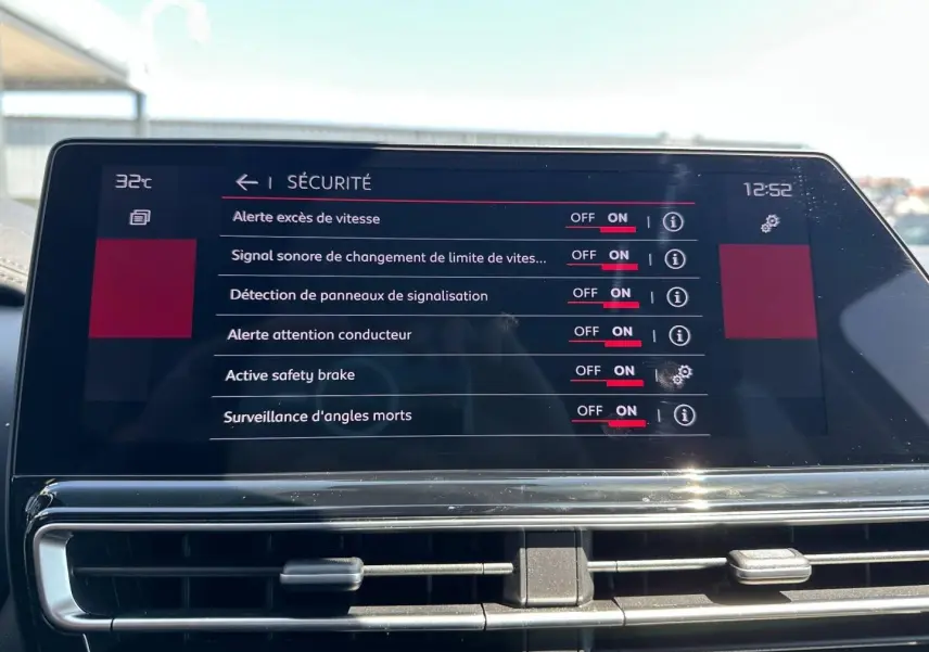 Écran tactile intérieur du Citroën C5 Aircross 2025 affichant les réglages de sécurité, vue frontale.