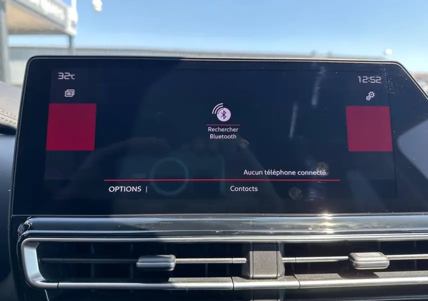 Écran tactile central affichant la recherche Bluetooth dans l’habitacle du Citroën C5 Aircross 2025.