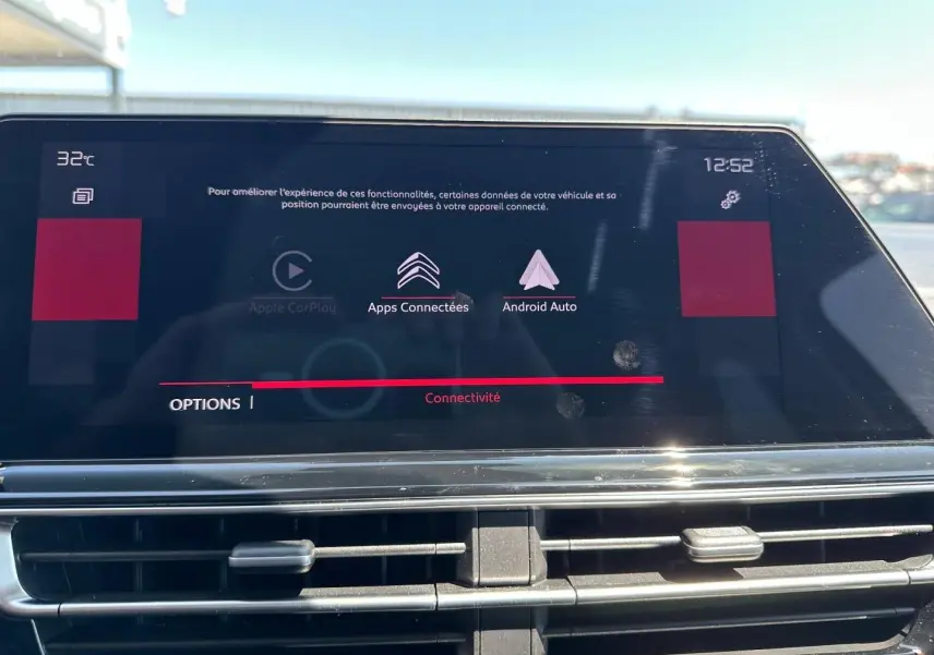 Écran tactile central du tableau de bord du Citroën C5 Aircross 2025 affichant les options de connectivité.