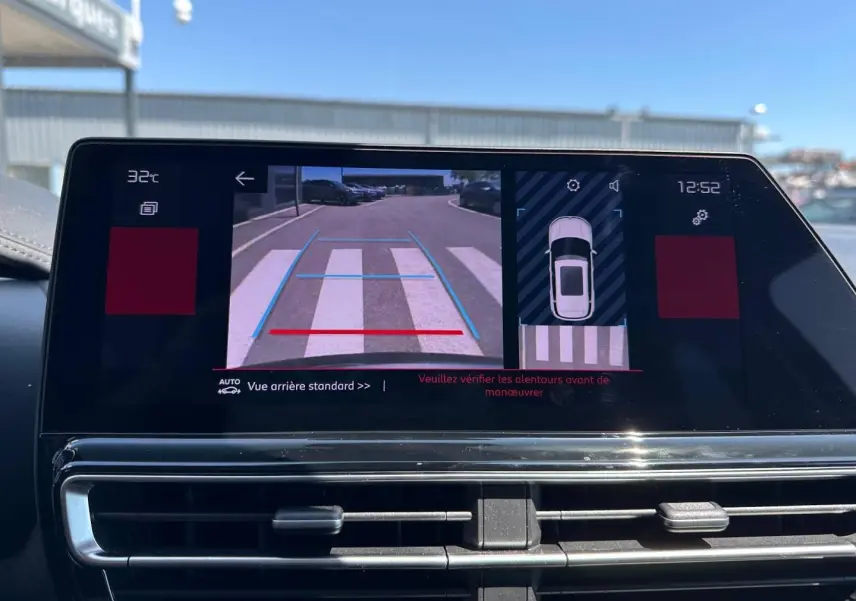 Écran tactile intérieur du Citroën C5 Aircross 2025 montrant la caméra de recul et l'aide au stationnement.