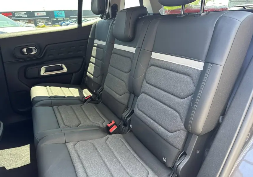Vue intérieure côté droit sur la 2e rangée de sièges individuels gris foncé du Citroën C5 Aircross 2025.
