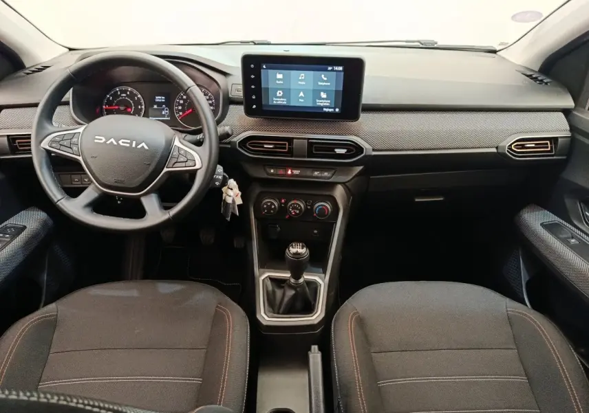 Vue intérieure frontale du tableau de bord et volant cuir synthétique de la Dacia Sandero gris clair 2023 avec écran tactile central.