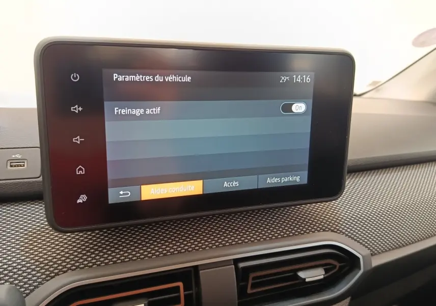 Écran tactile central affichant les paramètres de conduite dans l'habitacle d'une Dacia Sandero gris clair, version 2023.