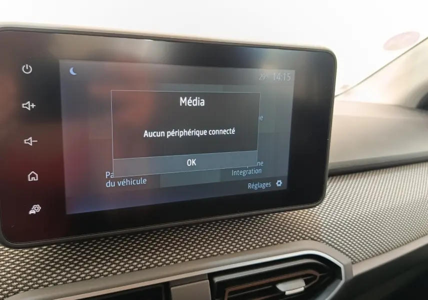 Écran tactile central de 8 pouces affichant un message média dans l'habitacle gris clair d'une Dacia Sandero 2023.