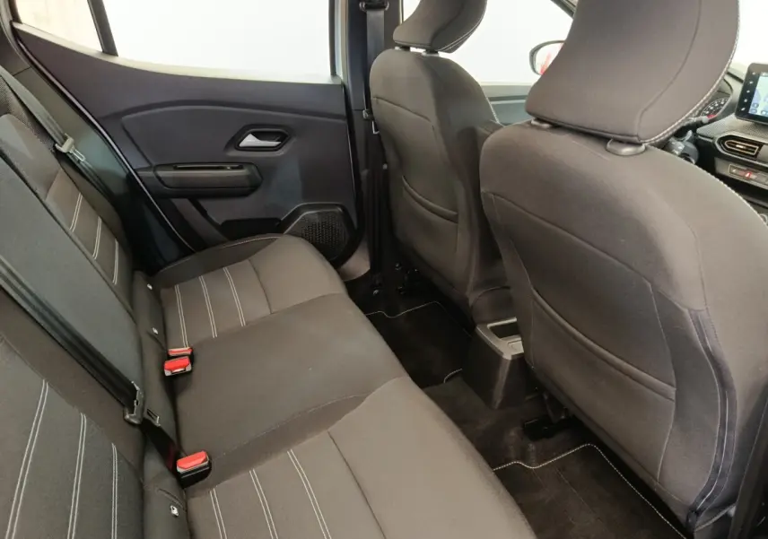 Vue intérieure arrière côté gauche de la banquette noire avec surpiqûres blanches de la Dacia Sandero Expression 2023.