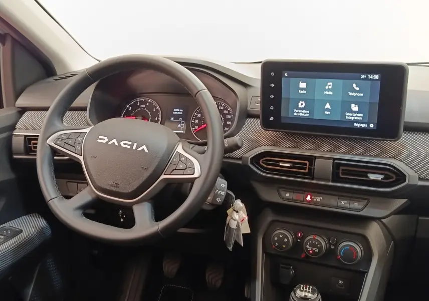 Vue intérieure du tableau de bord de la Dacia Sandero gris clair, volant cuir multifonctions et écran tactile central.
