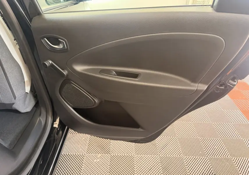 Vue intérieure de la porte arrière droite noire de la Renault ZOE 2024 avec poignée et haut-parleur intégrés.