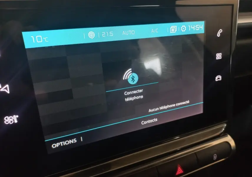 Écran tactile central de la Citroën C3 2024 affichant la connexion Bluetooth et les réglages climatiques.