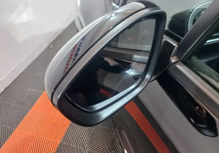 Rétroviseur extérieur droit noir de Citroën C3 2024, vue rapprochée avec reflet sur surface brillante.