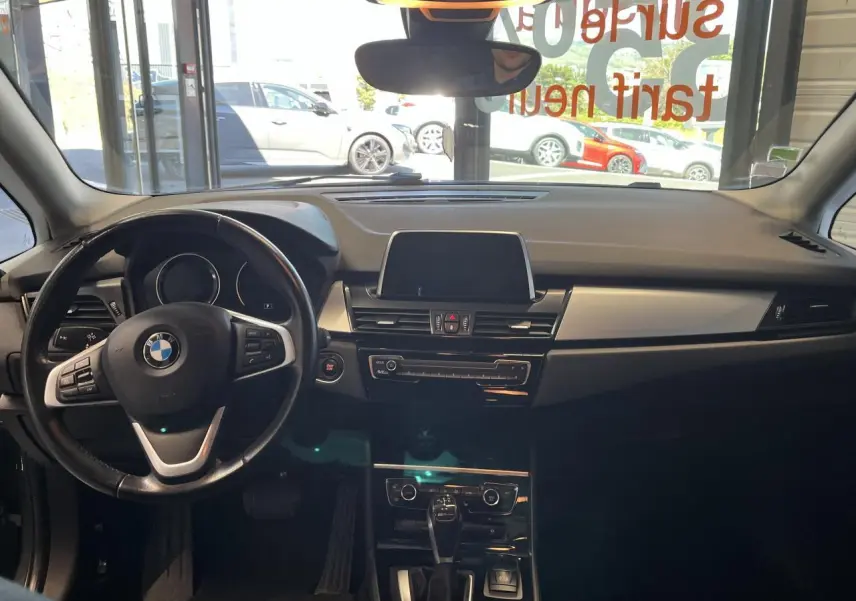 Intérieur de BMW Série 2 225xe Active Tourer 2018, vue frontale du tableau de bord avec volant multifonction noir.