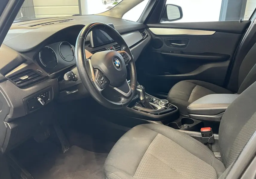 Intérieur avant droit de la BMW Série 2 225xe Active Tourer 2018, avec volant multifonction et sellerie noire.