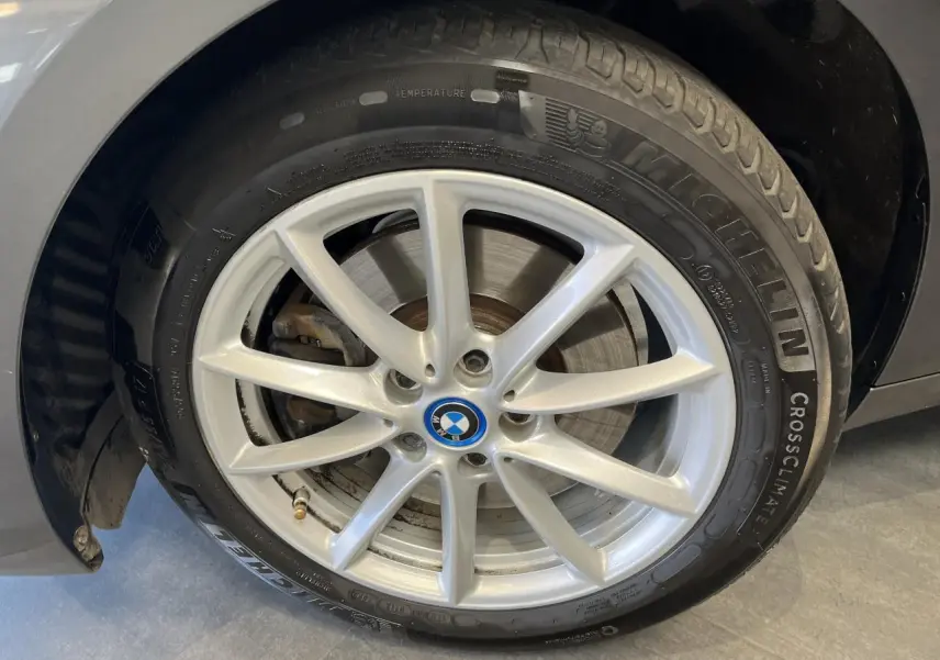 Gros plan sur la roue avant gauche grise d'une BMW Série 2 225xe Active Tourer avec jante alliage et pneu Michelin.