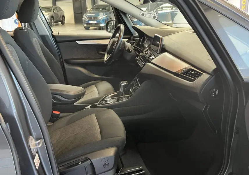 Intérieur de la BMW Série 2 225xe Active Tourer gris, vue côté gauche sur les sièges et le tableau de bord moderne.
