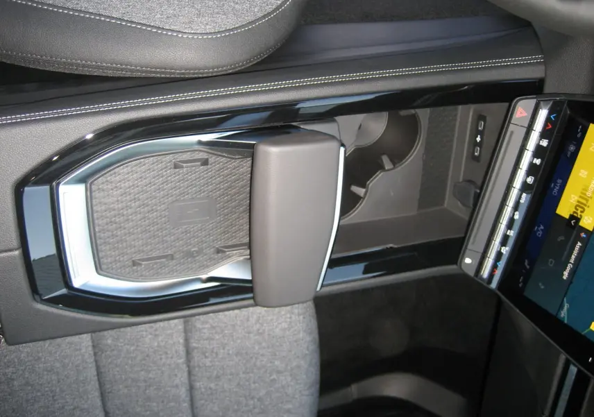 Vue rapprochée de la console centrale noire et grise avec accoudoir et écran tactile du Renault Austral 2025.