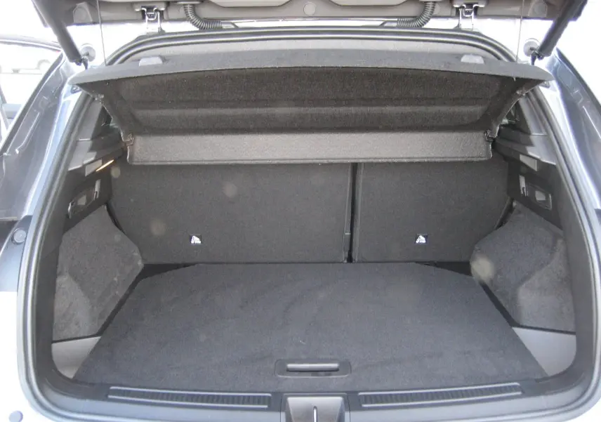 Coffre ouvert vu de l'arrière d'un Renault Austral gris schiste, montrant un espace de chargement propre et spacieux.