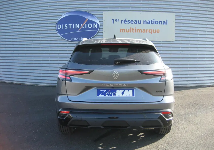 Vue arrière d'un Renault Austral gris schiste 2025 avec feux LED étirés et logo central lumineux.