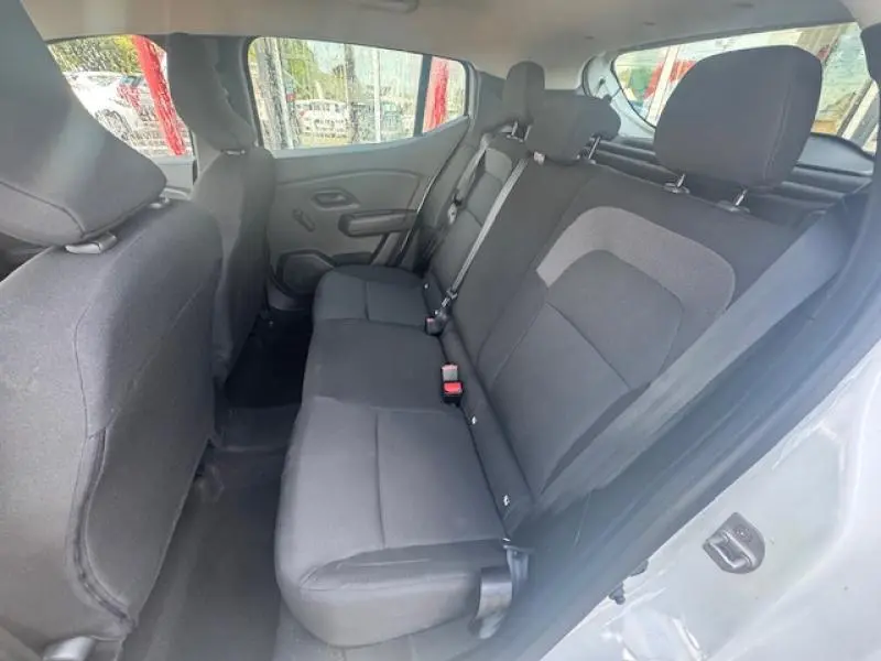 Vue intérieure de la banquette arrière en tissu noir de la Dacia Sandero 2024, côté droit ouvert.