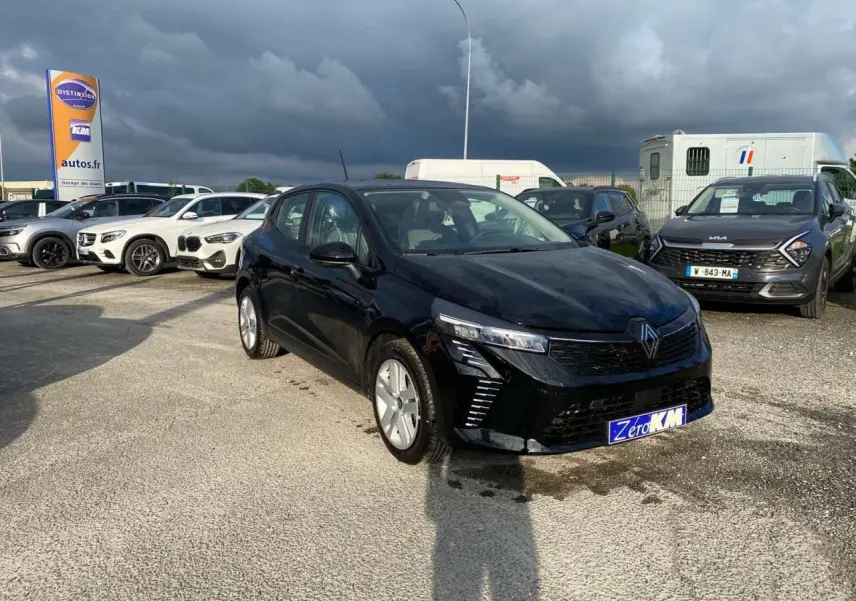 Renault Clio 1.5 Blue dCi noir étoilé vue 3/4 avant, avec phares LED et calandre noire brillante.