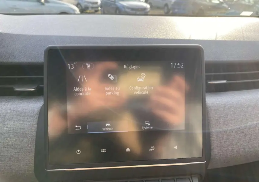 Écran tactile central de la Renault Clio 2025 affichant les réglages d’aide à la conduite et au parking, intérieur gris.
