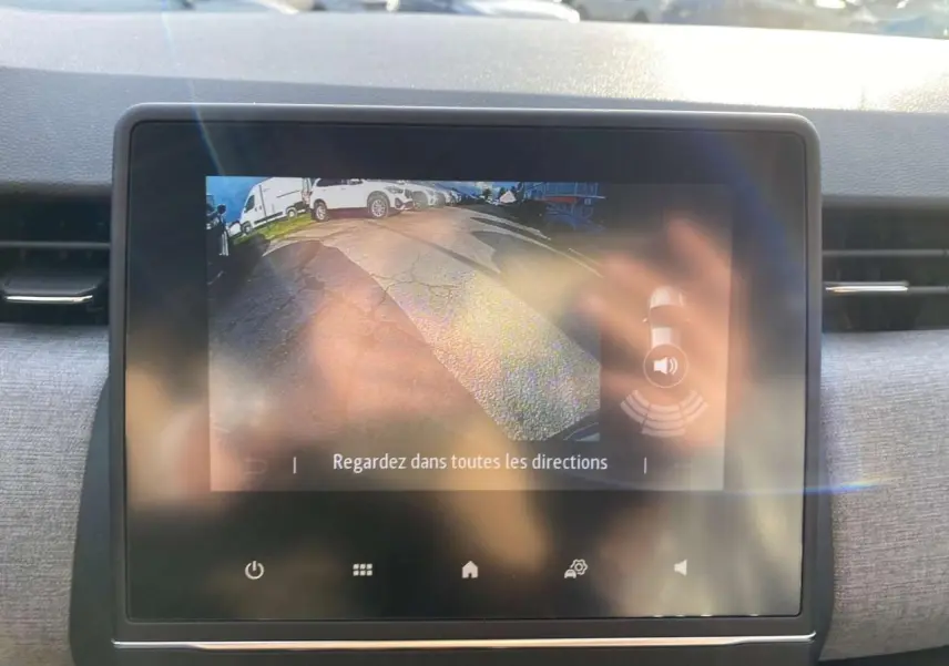 Écran tactile central montrant l’image de la caméra de recul dans une Renault Clio 1.5 Blue dCi noire, vue intérieure.
