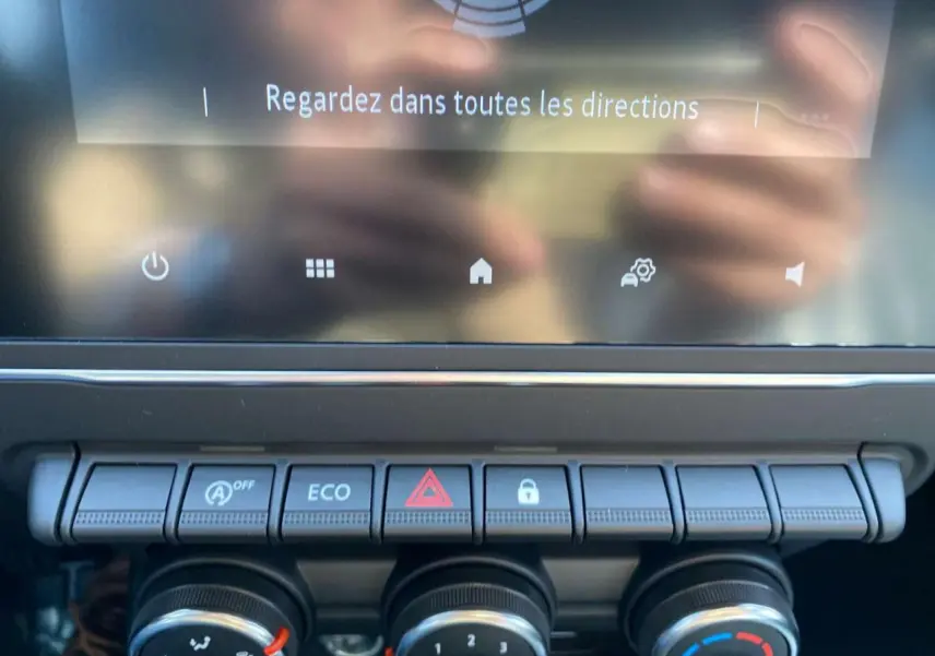 Gros plan sur la console centrale de la Renault Clio 1.5 Blue dCi 2025, avec commandes climatisation et boutons fonctionnels.