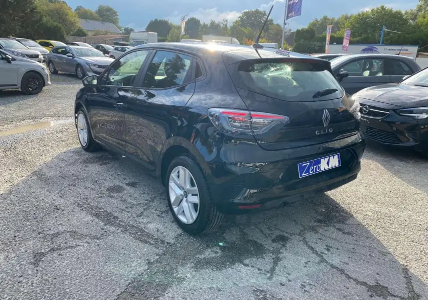 Vue 3/4 arrière droite d'une Renault Clio noire étoile 2025, avec feux LED et jantes alliage visibles.