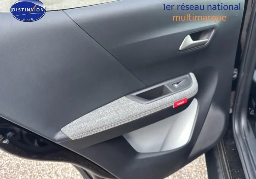 Vue intérieure de la porte avant gauche noire du Citroën C3 Aircross 2025 avec accoudoir gris texturé.