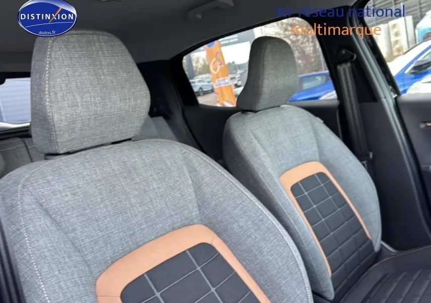 Gros plan sur les sièges avant gris et noir avec surpiqûres marron du Citroën C3 Aircross 2025 noir.