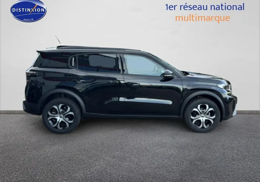 Profil côté gauche d'un Citroën C3 Aircross 2025 noir avec jantes 17 pouces et vitres teintées.