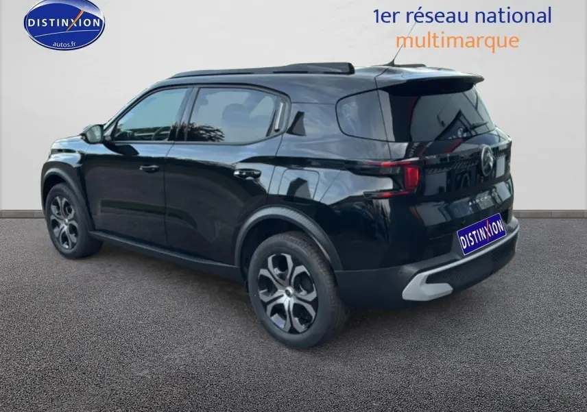 Vue 3/4 arrière gauche du Citroën C3 Aircross noir 2025 avec jantes 17 pouces et vitres teintées.