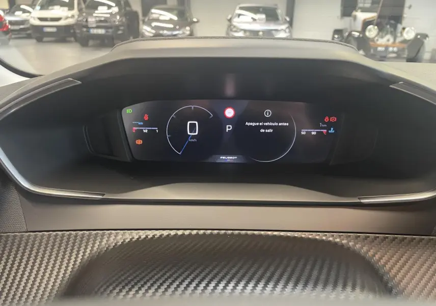 Vue rapprochée du tableau de bord numérique de la Peugeot 208 gris Artense, affichant les informations de conduite.