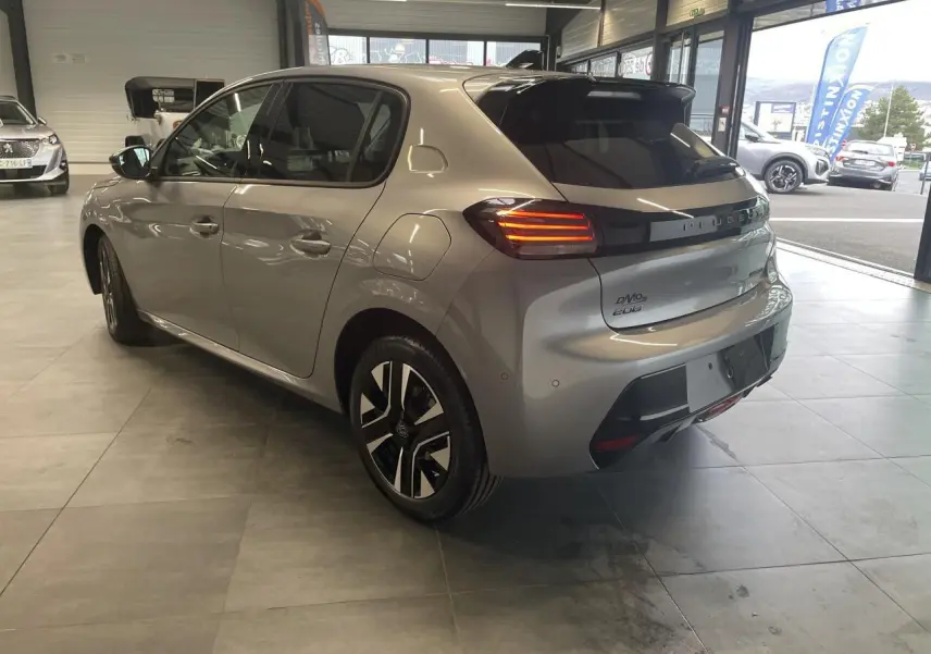 Vue 3/4 arrière droite d'une Peugeot 208 gris Artense avec feux arrière LED et jantes alliage diamantées.