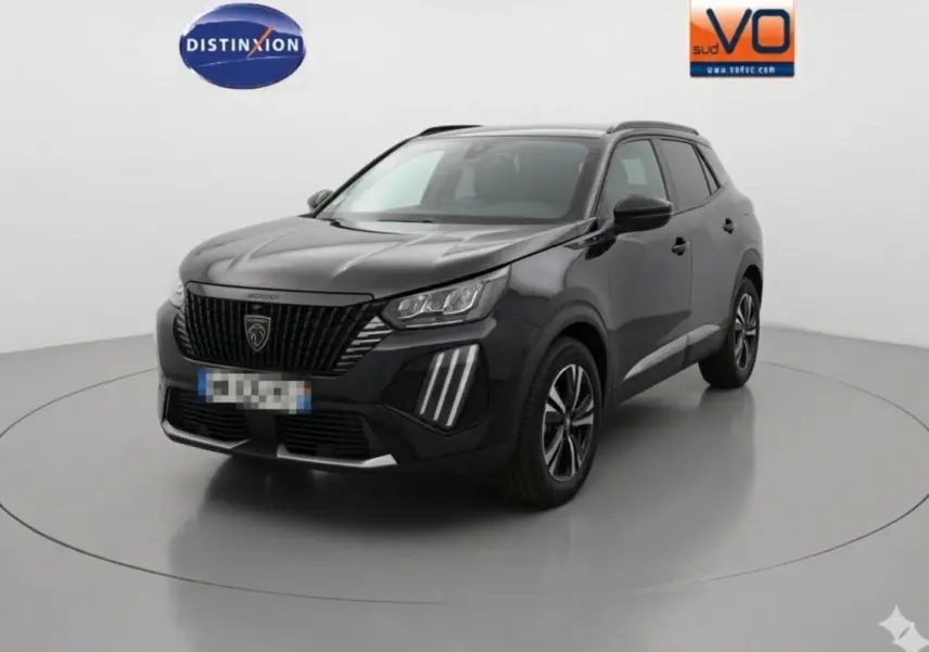 Peugeot 2008 Hybrid 145 e-DCS6 Allure noir en 3/4 avant droit avec calandre noire et feux LED verticaux distinctifs.