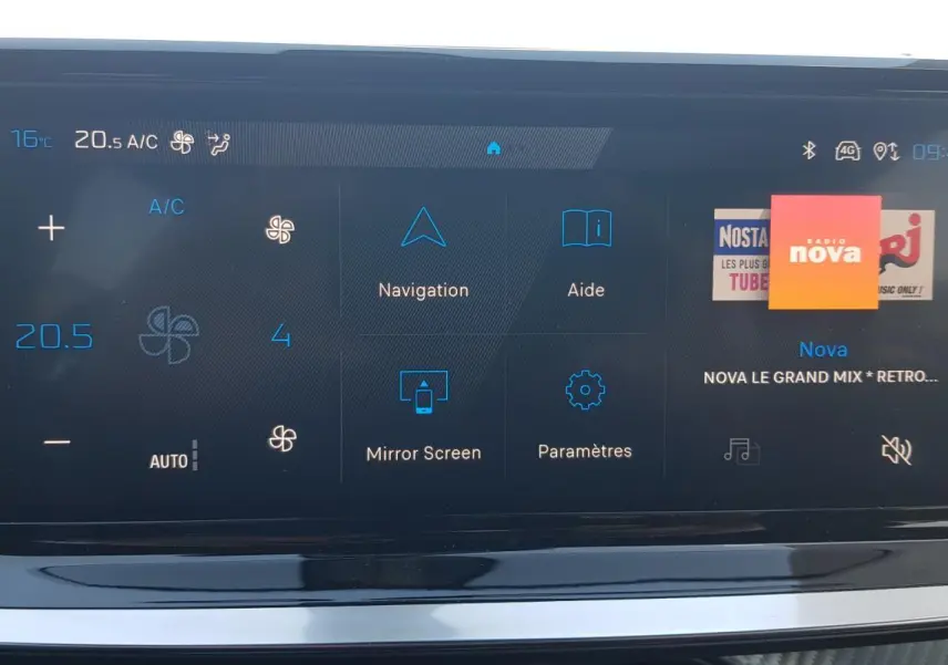 Écran tactile central du Peugeot 2008 Hybrid 145 Allure affichant la climatisation et les options multimédia.
