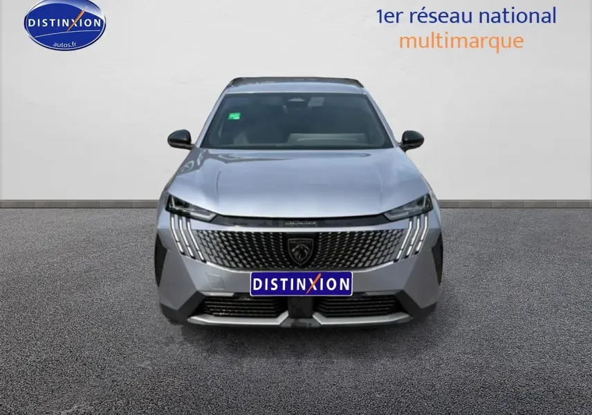 Vue frontale d’un Peugeot 5008 Hybrid 145 allure e-dcs6 gris artense avec calandre distinctive et phares LED.